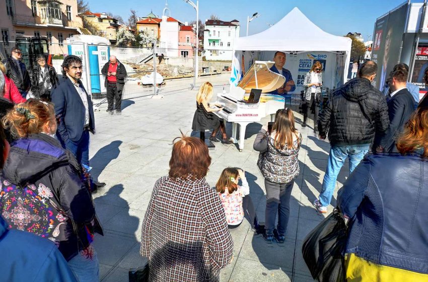  „Българско лято“ откри кампанията си в центъра на Пловдив с роял