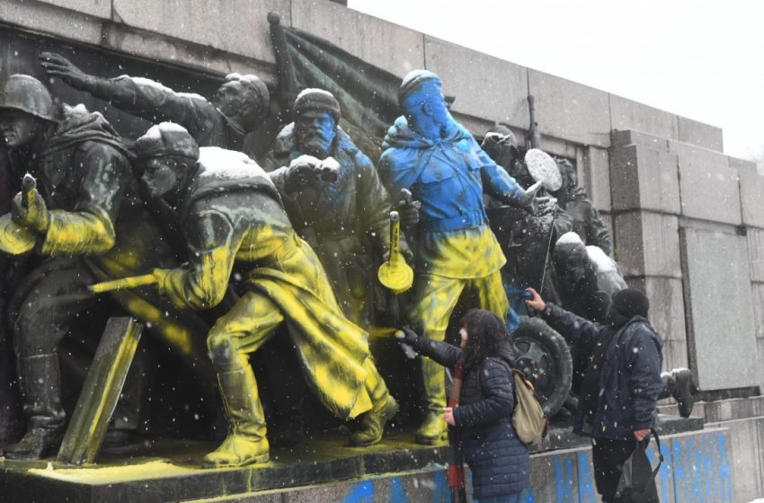  Паметникът на съветската армия ще бъде опакован в български и украински знамена