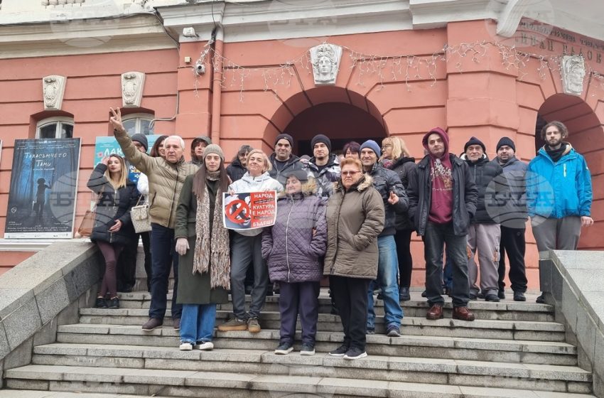  Актьори от Плевенския театър подкрепиха националния протест на работещите в сферата на културата