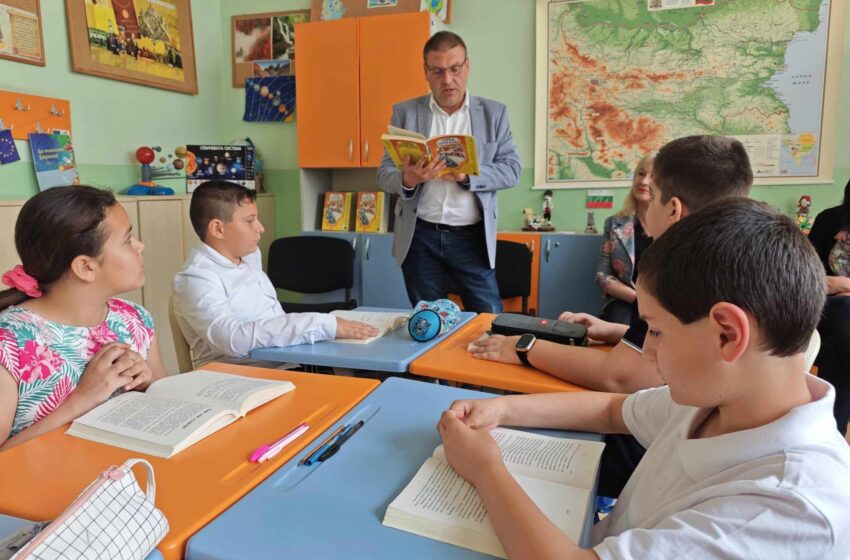  Кметът на Плевен и четвъртокласници от ОУ „Св. Климент Охридски” се включиха в „Походът на книгите“
