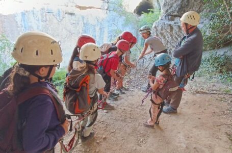 Деца от Плевен изживяха пролетно приключение по скали и пещери в образователен лагер  